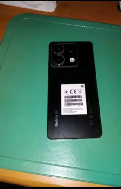 Smartphone con pantalla grande y funda - miniatura 5