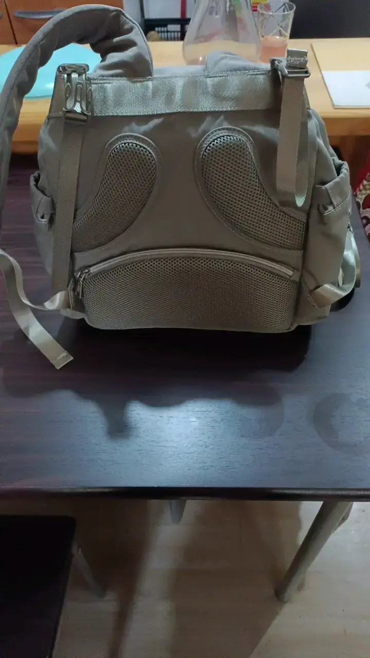 Mochila pañalera gris con múltiples compartimentos - 2