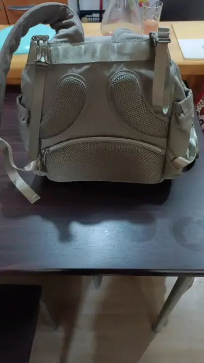 Mochila pañalera gris con múltiples compartimentos - miniatura 2