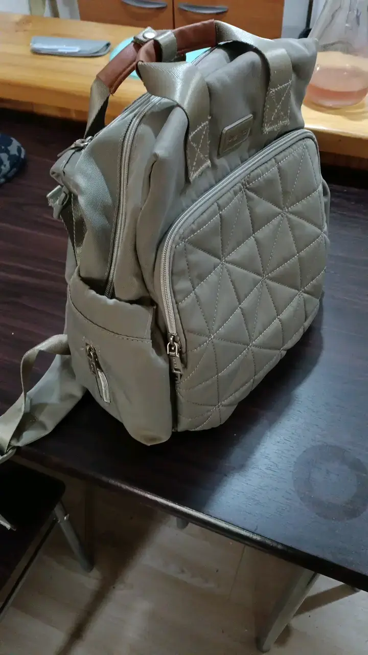 Mochila pañalera gris con múltiples compartimentos - 3
