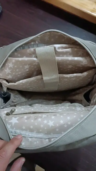 Mochila pañalera gris con múltiples compartimentos - miniatura 4