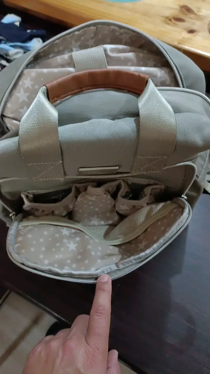 Mochila pañalera gris con múltiples compartimentos - 5