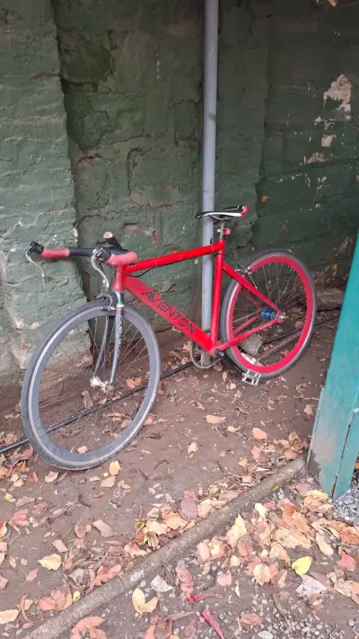Bicicleta fixie roja Aventon con horquilla de carbono - miniatura 1