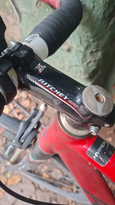 Bicicleta fixie roja Aventon con horquilla de carbono - miniatura 2