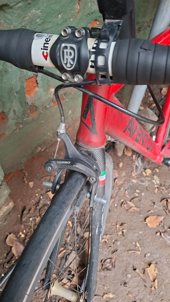 Bicicleta fixie roja Aventon con horquilla de carbono - 3
