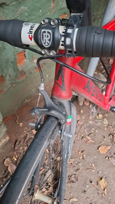 Bicicleta fixie roja Aventon con horquilla de carbono - miniatura 3
