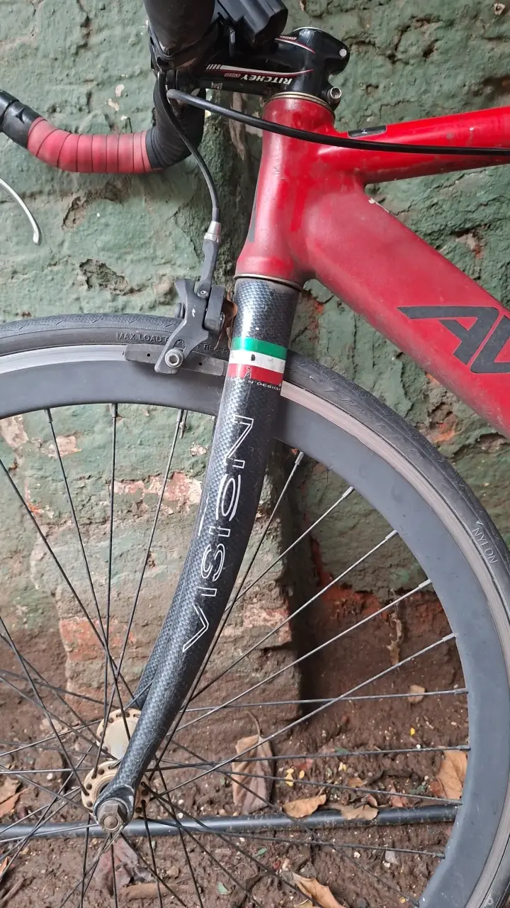 Bicicleta fixie roja Aventon con horquilla de carbono - 4