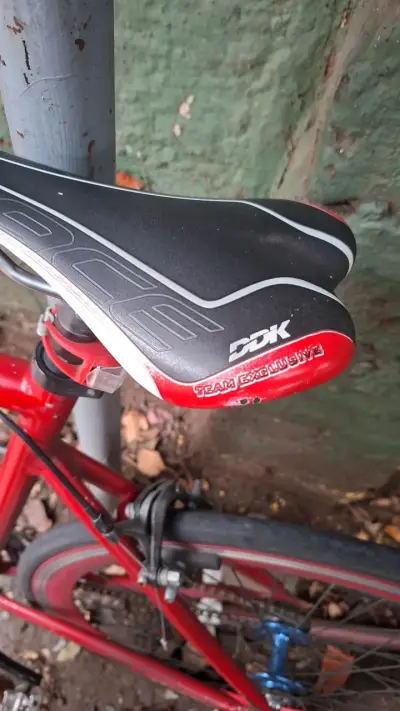 Bicicleta fixie roja Aventon con horquilla de carbono - miniatura 5