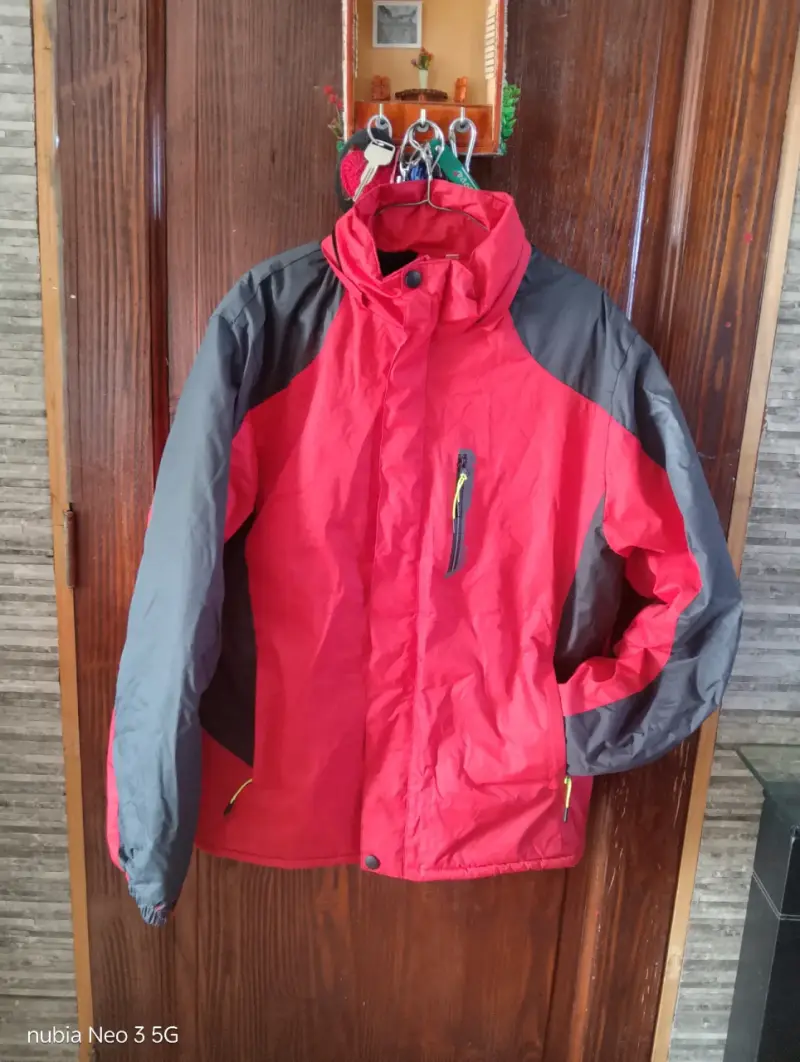 Chaqueta impermeable roja con forro polar - 1