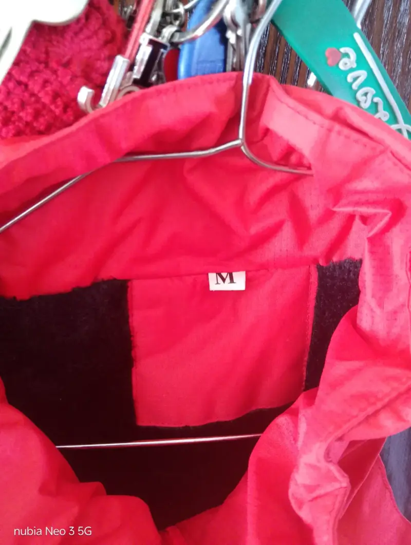 Chaqueta impermeable roja con forro polar - 2