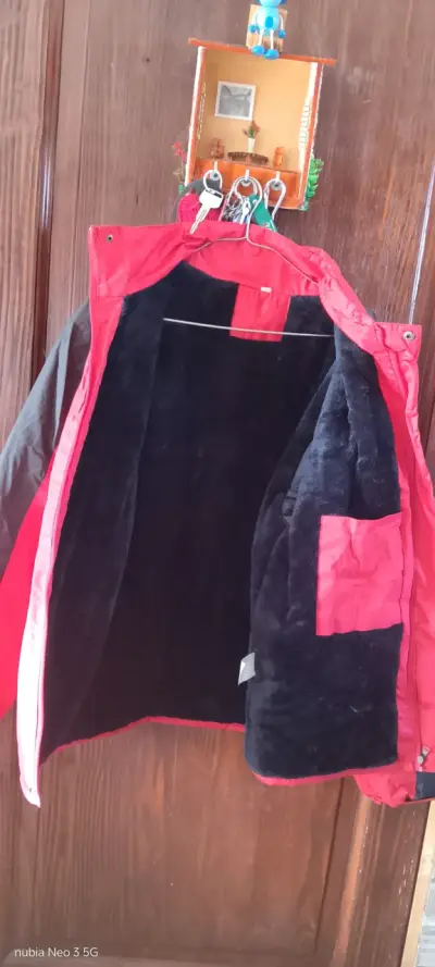 Chaqueta impermeable roja con forro polar - miniatura 3