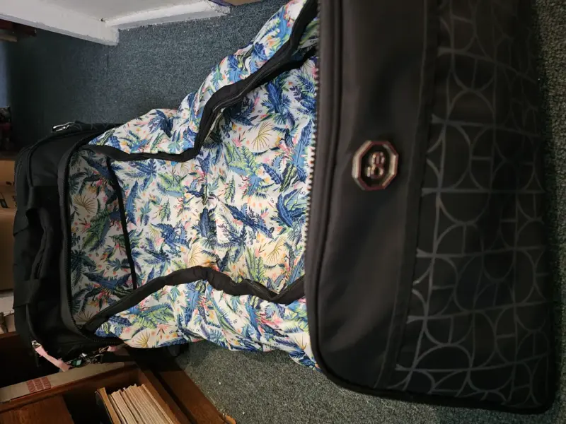 Bolso maternal negro con diseño geométrico - 3