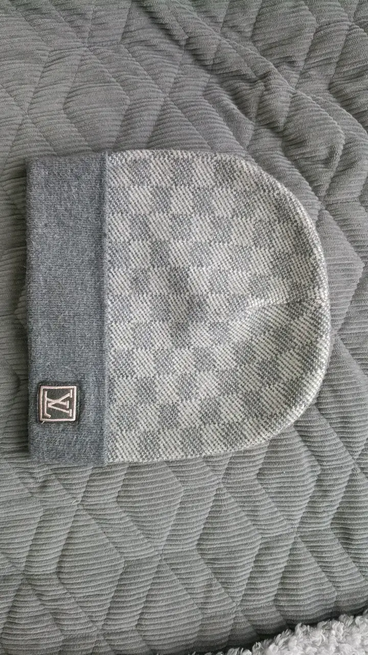 Gorro de lana gris con diseño a cuadros lv - 1