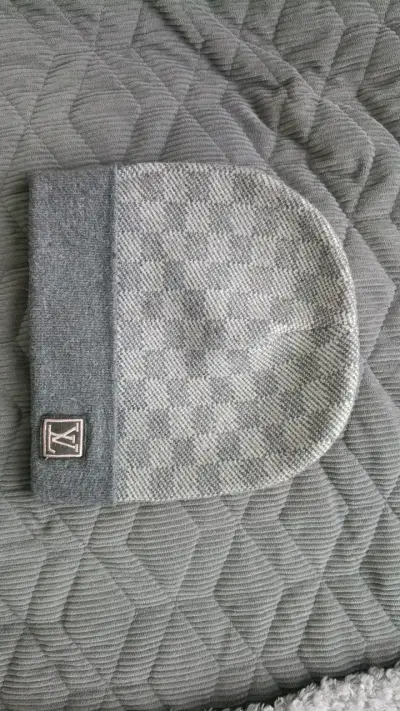 Gorro de lana gris con diseño a cuadros lv - miniatura 1