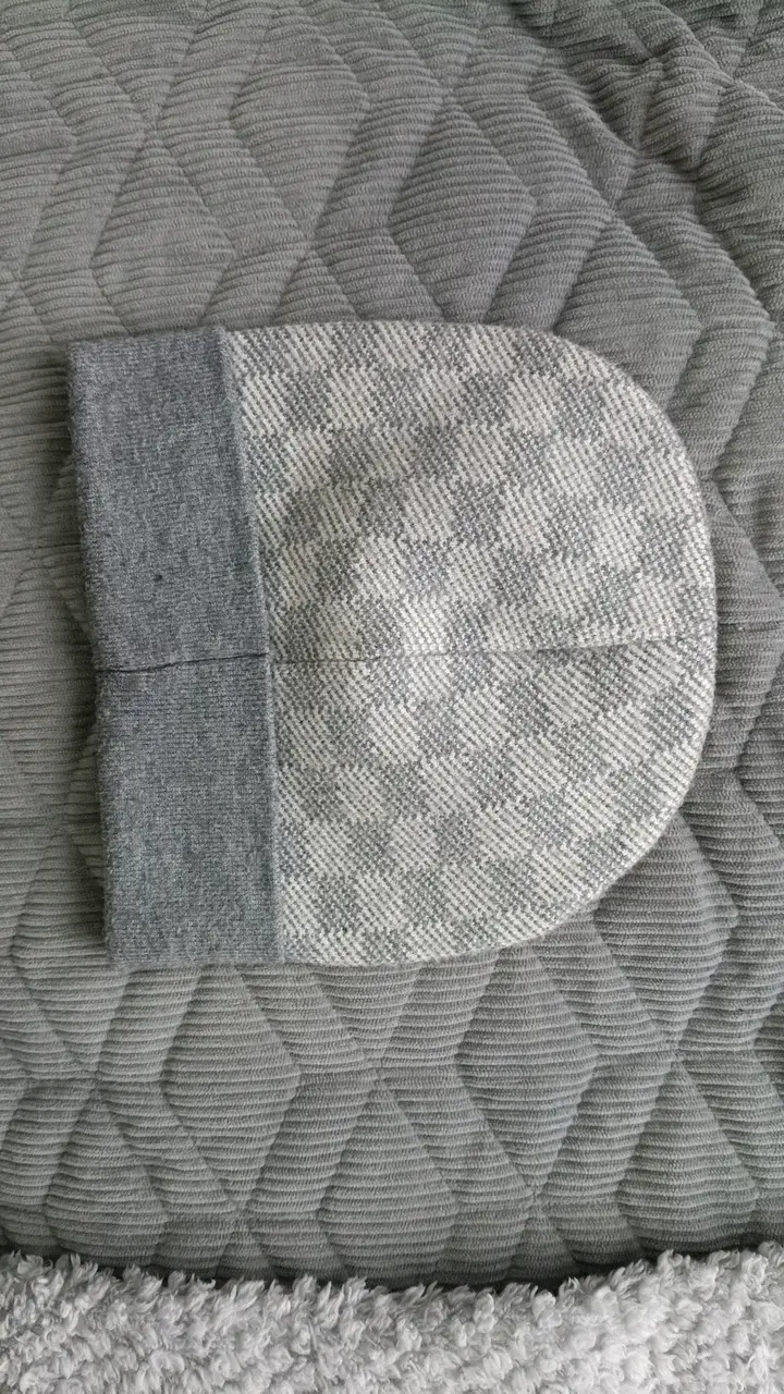 Gorro de lana gris con diseño a cuadros lv - 2
