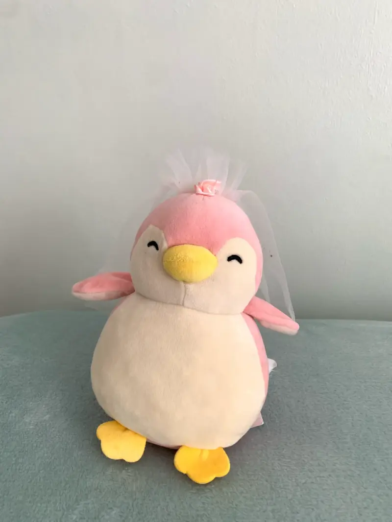 Peluche pingüino rosa con velo de novia Miniso - 1
