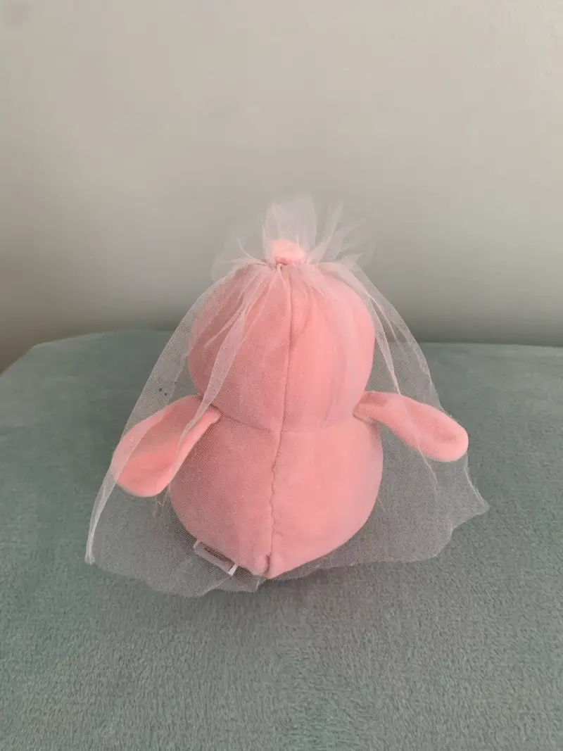 Peluche pingüino rosa con velo de novia Miniso - 2
