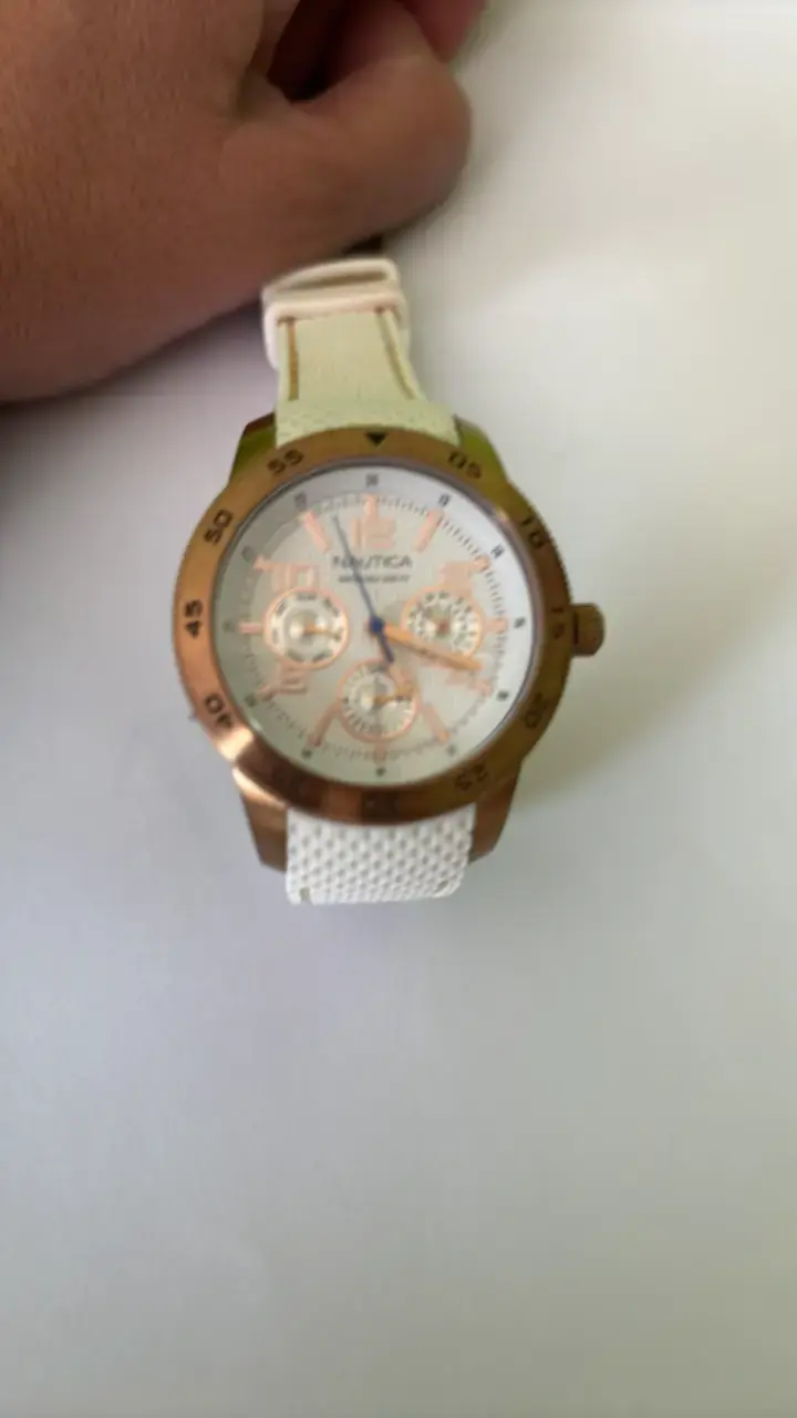 Reloj Nautica dorado con correa blanca