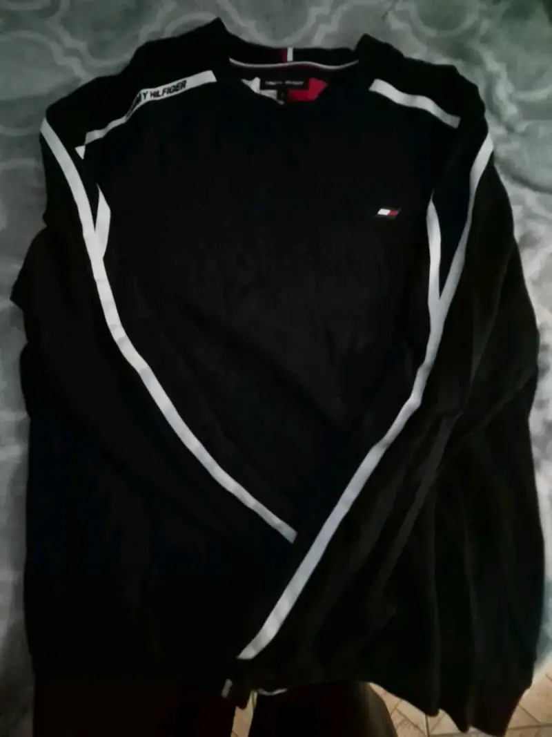 Polerón negro Tommy Hilfiger con detalles blancos - 1