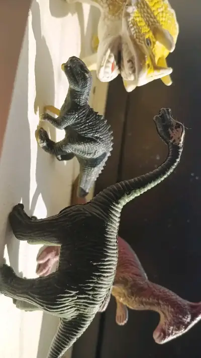 Set de figuras de dinosaurios de juguete - miniatura 3
