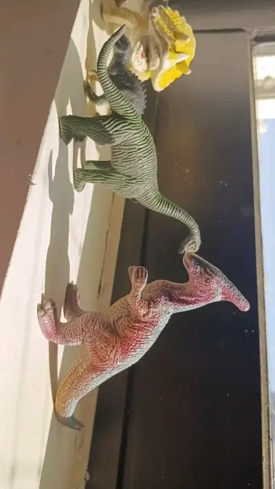 Set de figuras de dinosaurios de juguete - miniatura 4