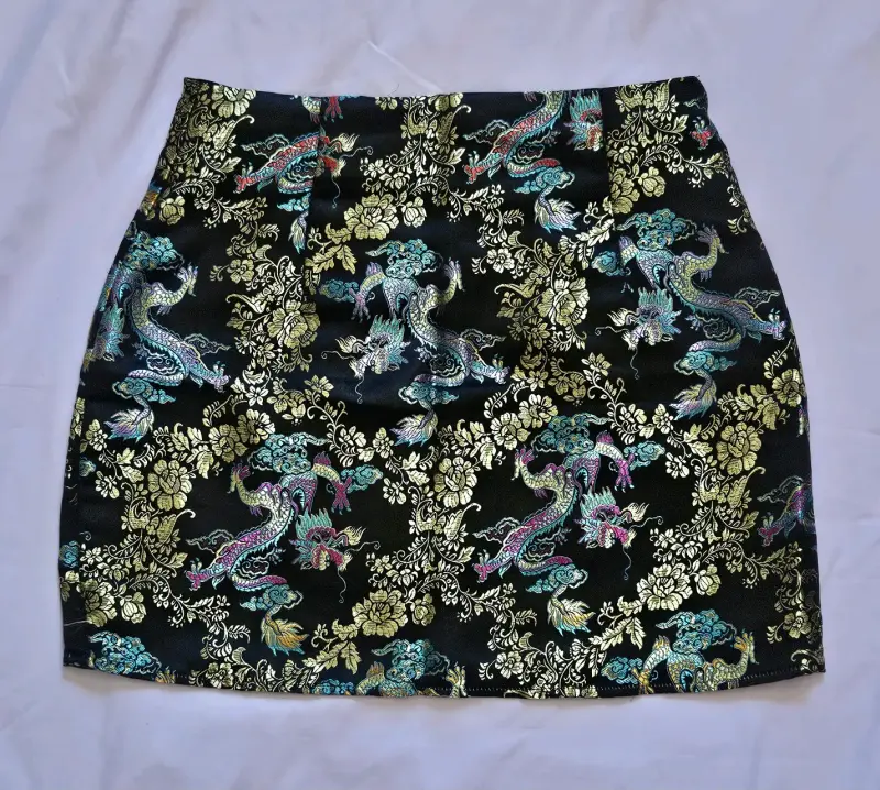 Falda corta con estampado de dragones - 1