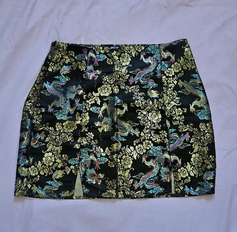 Falda corta con estampado de dragones - 2