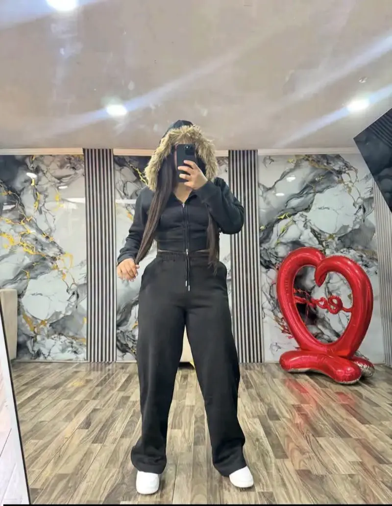 Conjunto deportivo negro con capucha de piel