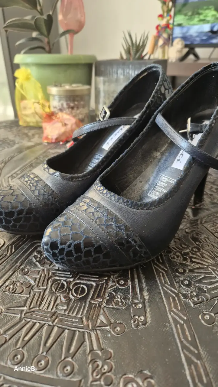 Zapatos de tacón azul con diseño de piel de serpie - 1