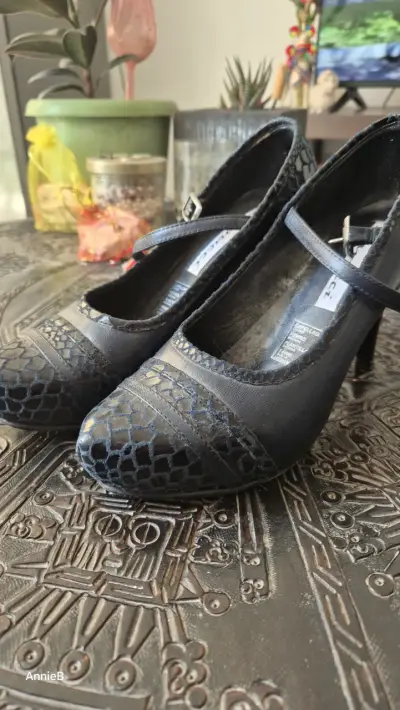 Zapatos de tacón azul con diseño de piel de serpie - miniatura 1