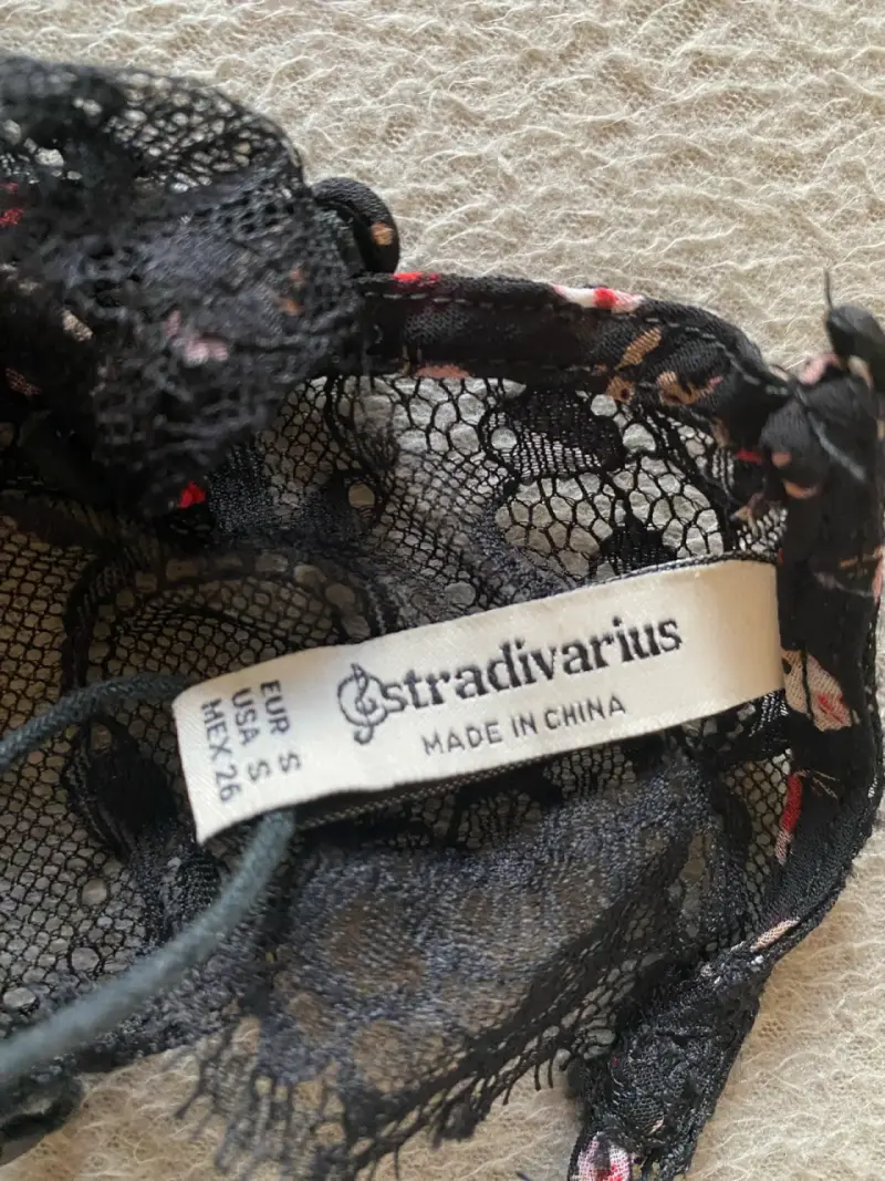 Blusa de encaje floral Stradivarius talla S - 2