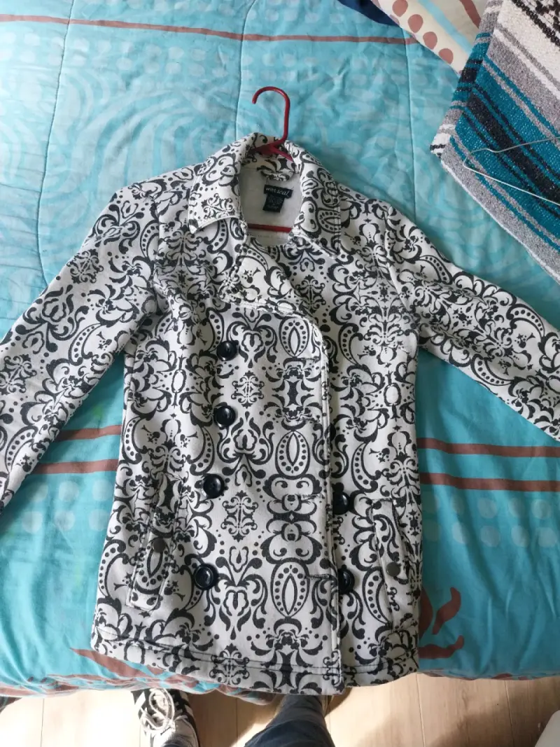 Abrigo tela polerón blanco y negro Wet Seal