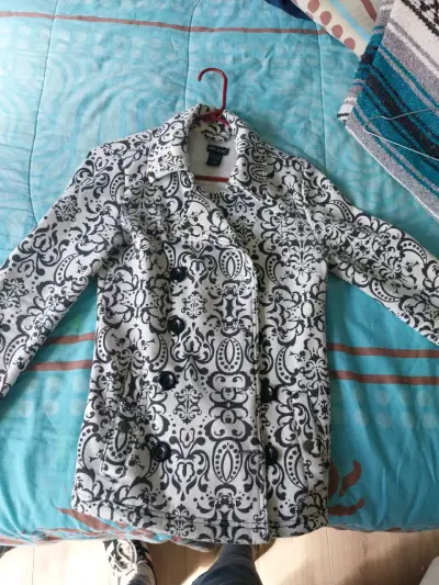 Abrigo tela polerón blanco y negro Wet Seal - miniatura 1