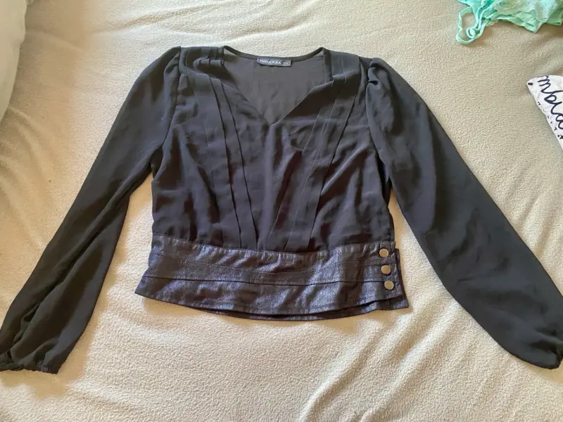 Blusa negra elegante con botones María Pura - 1