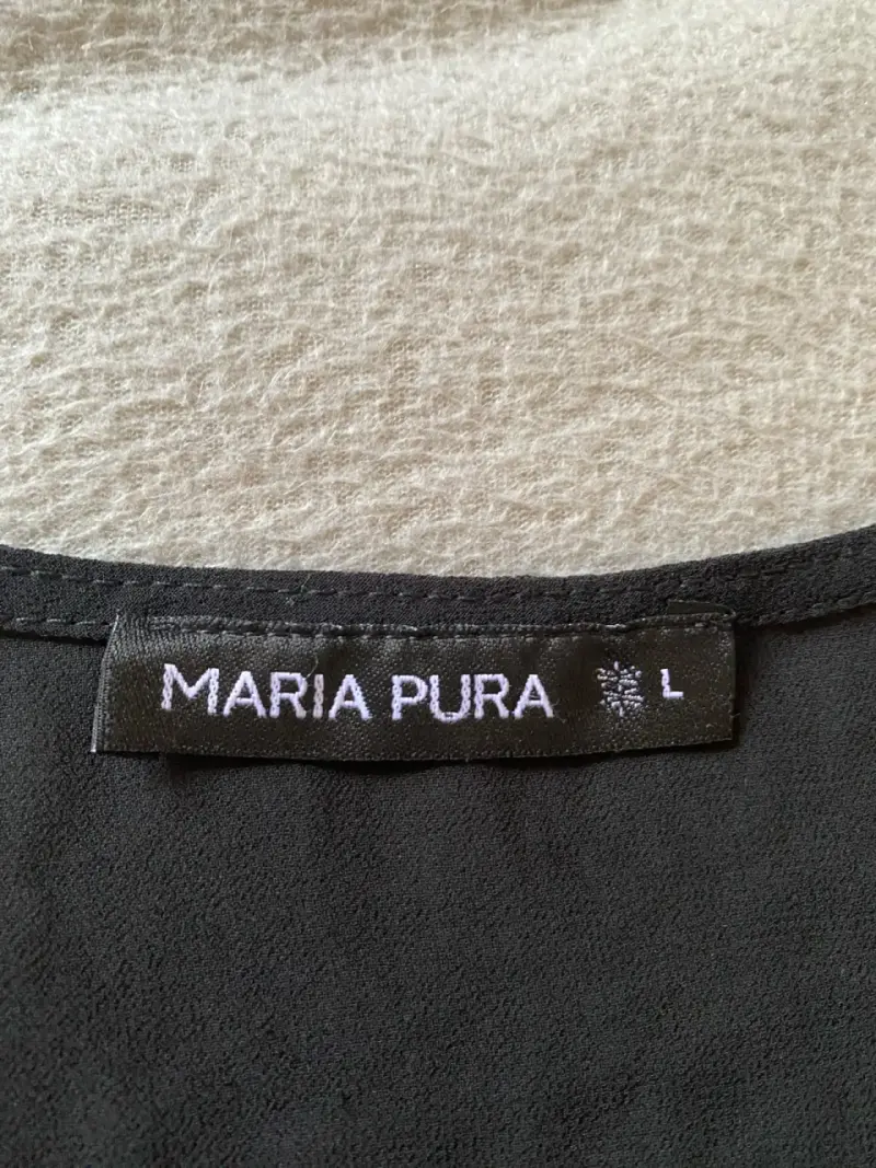 Blusa negra elegante con botones María Pura - 2