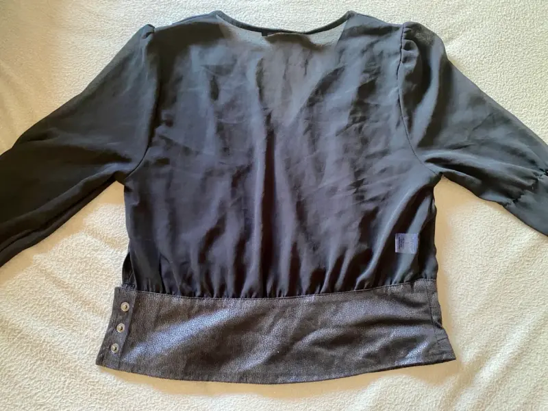 Blusa negra elegante con botones María Pura - 3