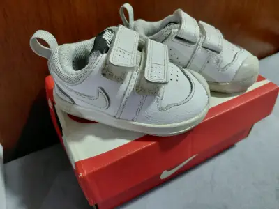 Zapatillas deportivas blancas para niños Nike con velcro - miniatura 1