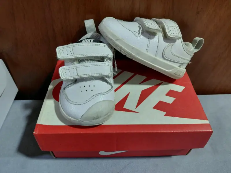Zapatillas deportivas blancas para niños Nike con velcro - 2