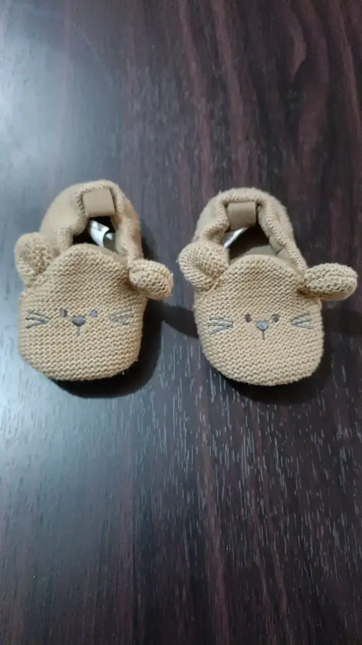 Zapatos de bebé tejidos con diseño de osito