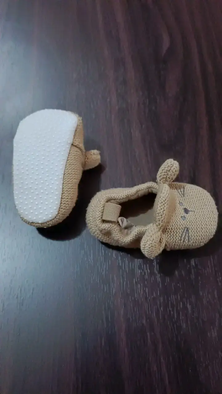 Zapatos de bebé tejidos con diseño de osito - 2
