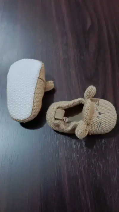 Zapatos de bebé tejidos con diseño de osito - miniatura 2