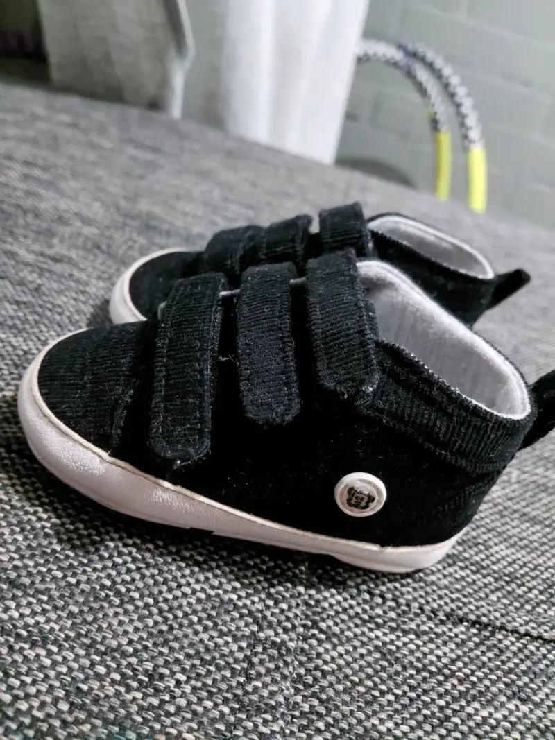 Zapatillas negras para bebé con velcro - 1