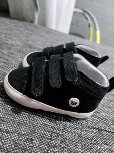 Zapatillas negras para bebé con velcro - miniatura 1