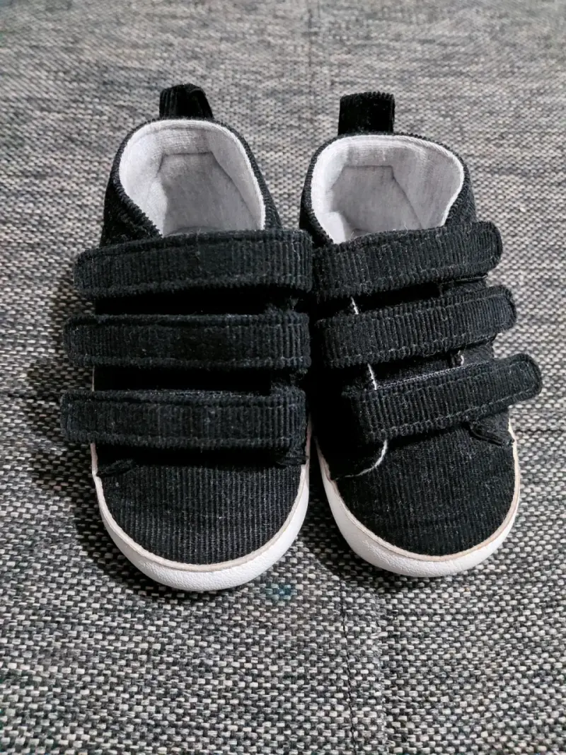 Zapatillas negras para bebé con velcro - 2