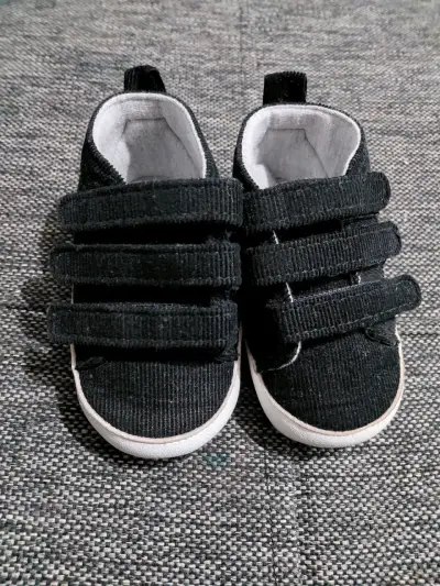 Zapatillas negras para bebé con velcro - miniatura 2