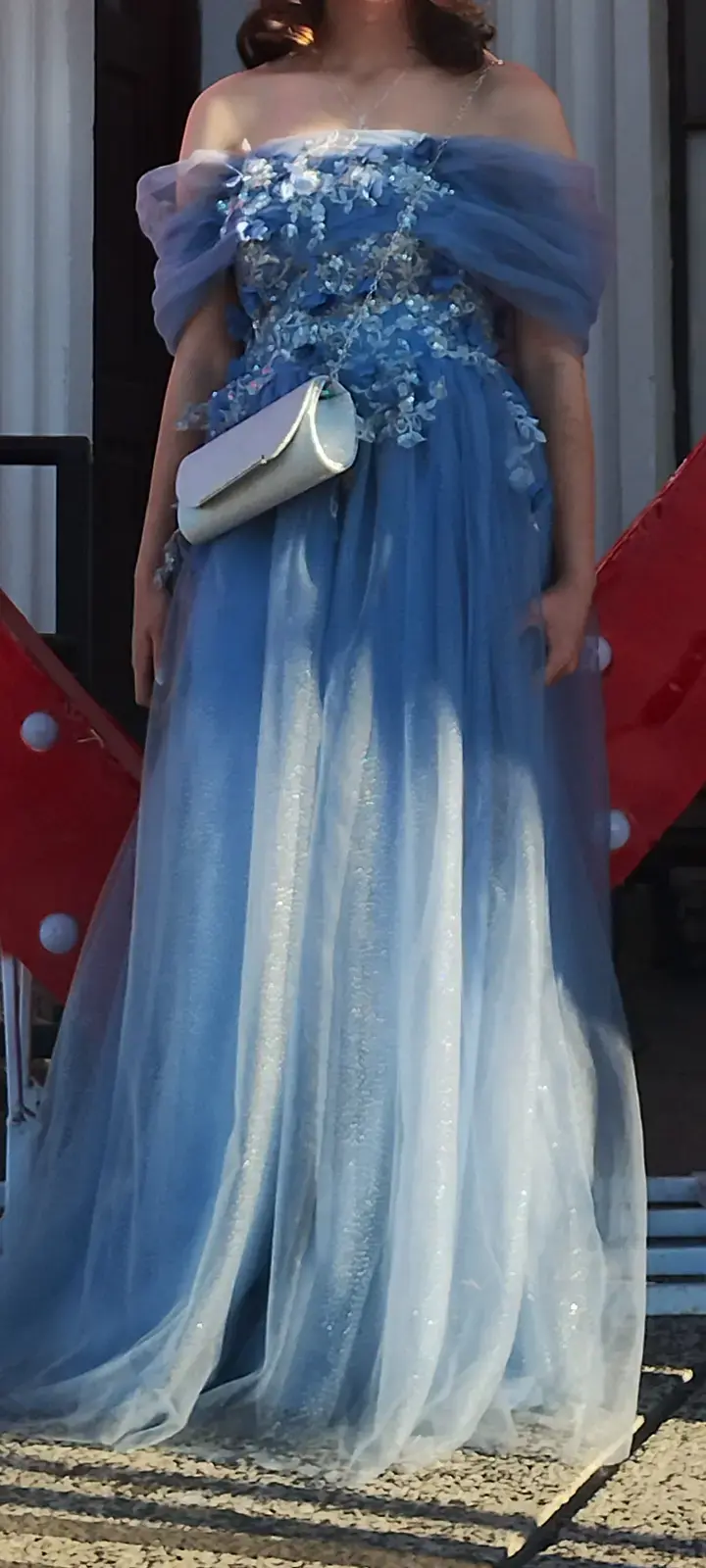 Vestido de gala azul con detalles florales - 1