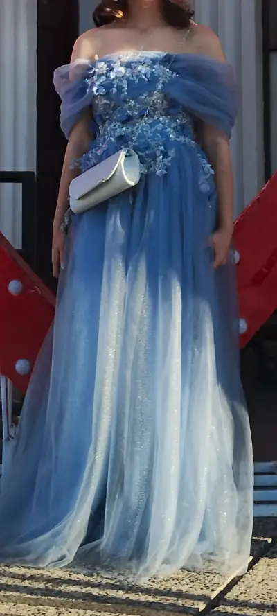 Vestido de gala azul con detalles florales - miniatura 1