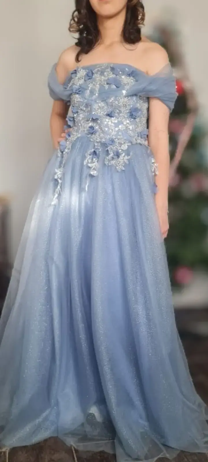 Vestido de gala azul con detalles florales - 2