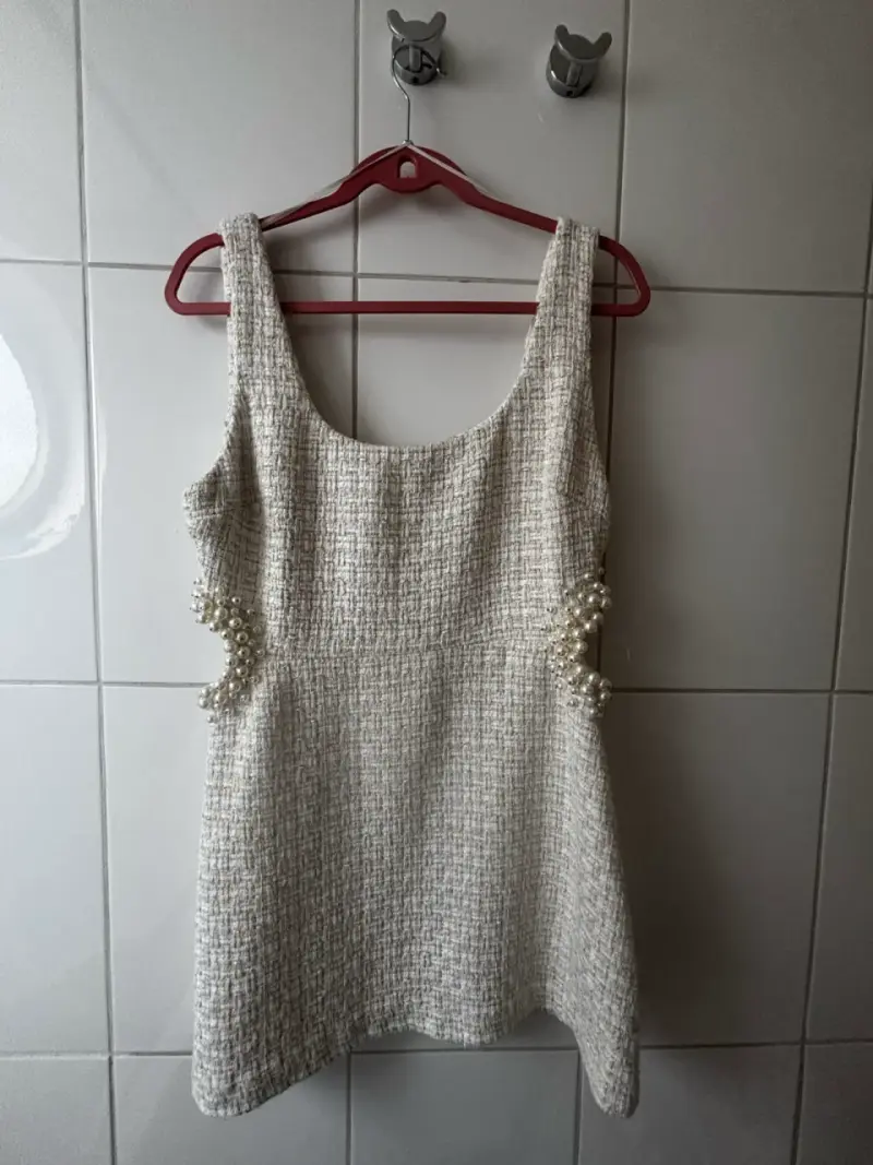 Vestido con perlas decorativas - 1