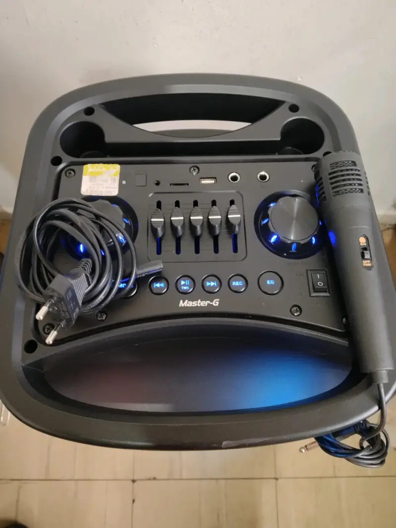 Parlante portátil Master-G con luces LED - 4